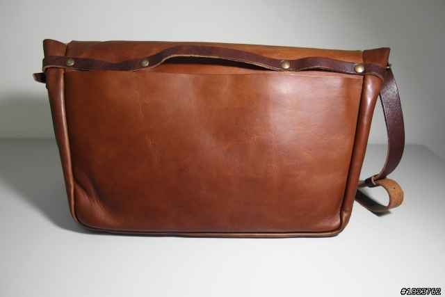【開箱 + 實搭】Whipping + Post Messenger Bag 復古郵差包