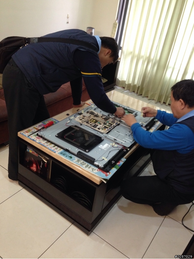 一歲多的 SHARP LC-40Z5T 更換液晶面版