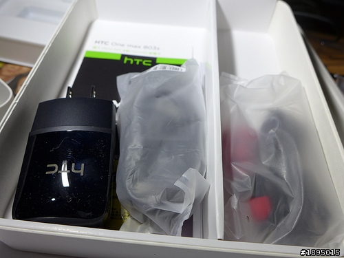 我也入手了 HTC 金萬妹(OneMax) + 一些配件 開箱文~