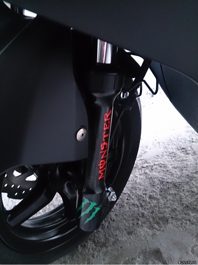 機車車牌框或貼貼紙違法?