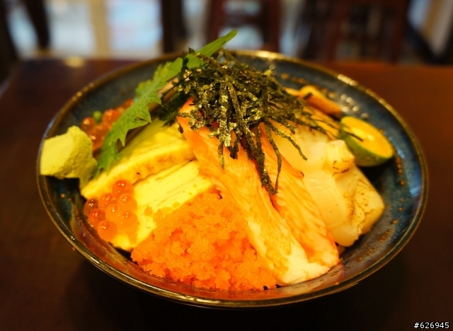 台南 復國路 【采田壽司】台南PRO級生魚片蓋飯~