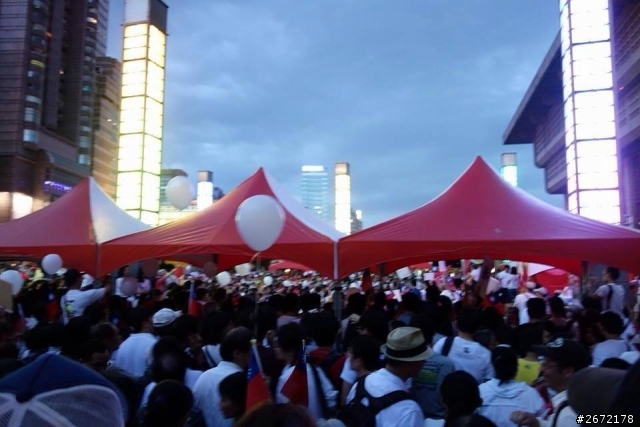 我今天參加了反服貿、與反反服貿(白色正義聯盟)活動,我必需真實呈現你們未到現場而被媒體所誤導的事~(新增活動照片與萬人國歌)