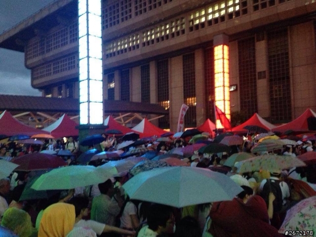 我今天參加了反服貿、與反反服貿(白色正義聯盟)活動,我必需真實呈現你們未到現場而被媒體所誤導的事~(新增活動照片與萬人國歌)