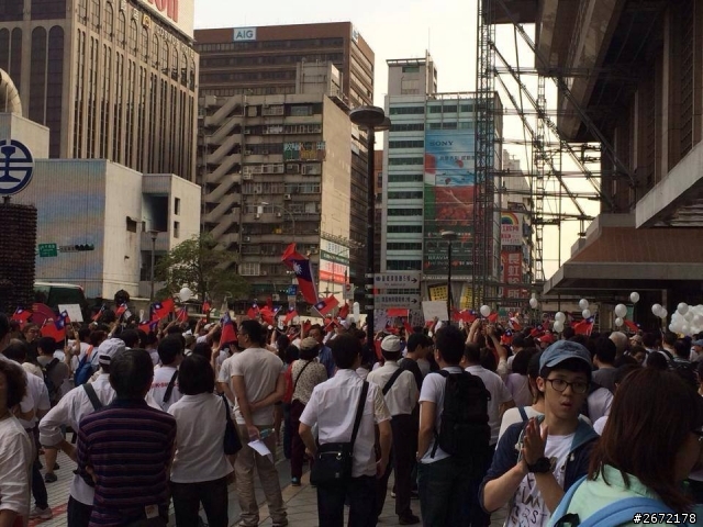 我今天參加了反服貿、與反反服貿(白色正義聯盟)活動,我必需真實呈現你們未到現場而被媒體所誤導的事~(新增活動照片與萬人國歌)