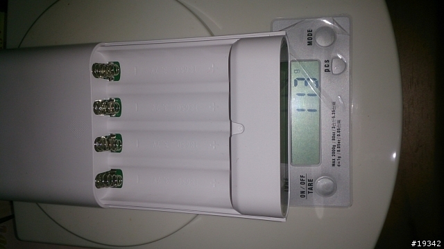日前買的可交換18650電池行動電源盒開箱