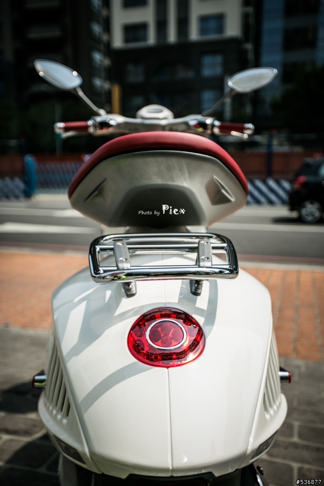 經典再現 - Vespa 946