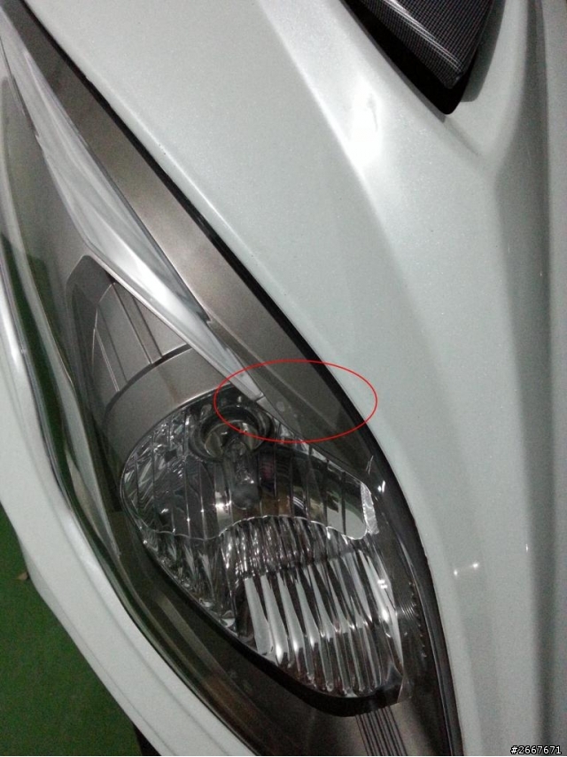 NEW FIGHTER 150 右大燈 不明 白色物體