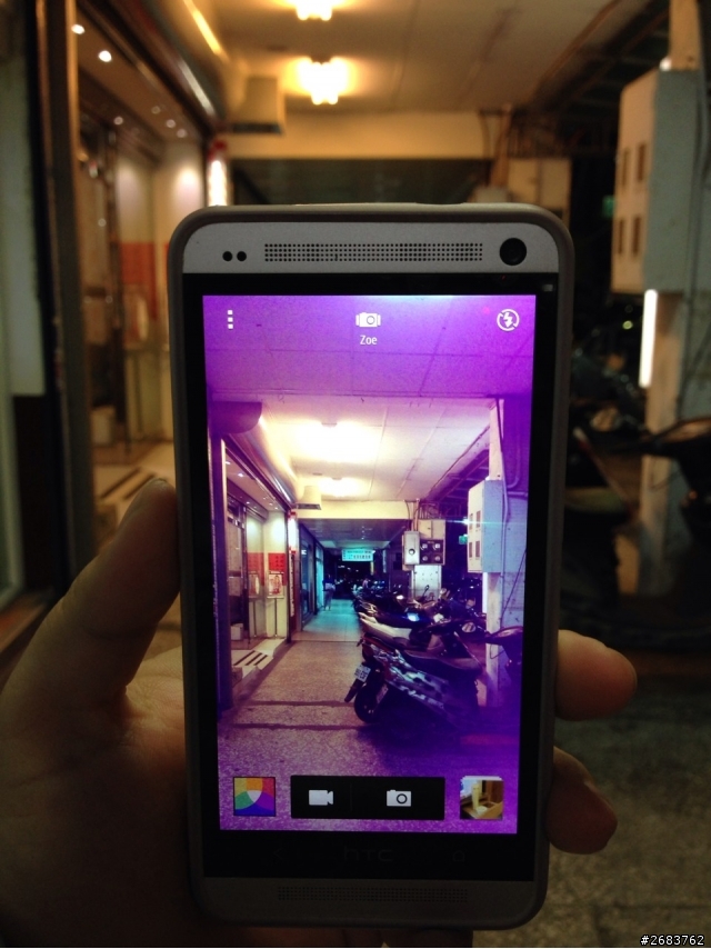 請問在光線不足時HTC NEWONE的拍攝問題