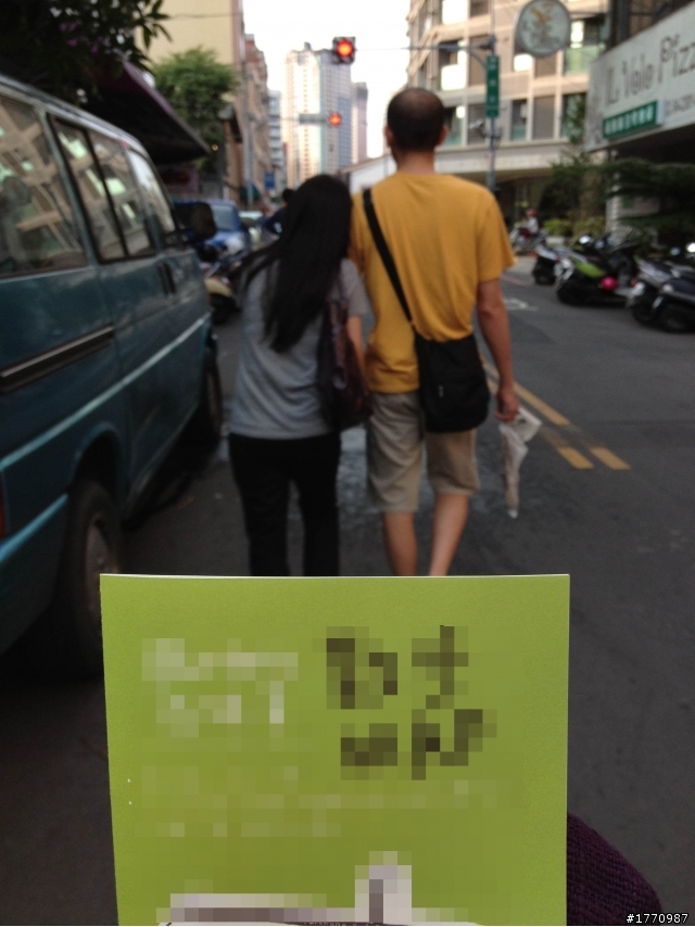 朋友想要求婚, 請神人幫忙把這張照片PS成50年後的樣子~~ (p.s 男生想要光頭