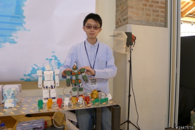 鋼彈挺立於米蘭! 使用3D印表機自製機器人前進米蘭設計師周