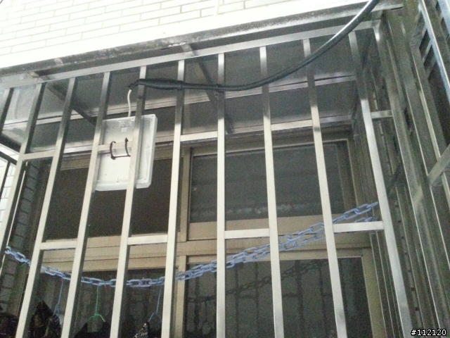 前一陣子在朋友的宿舍附近發現這類似基地台的設備?