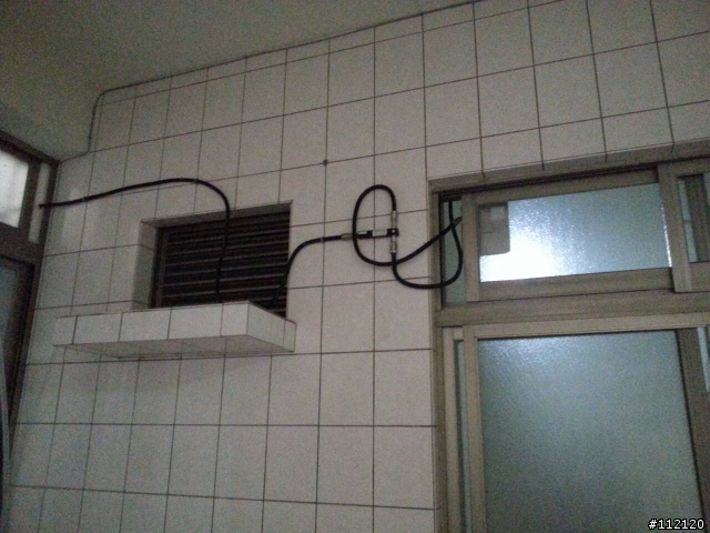 前一陣子在朋友的宿舍附近發現這類似基地台的設備?