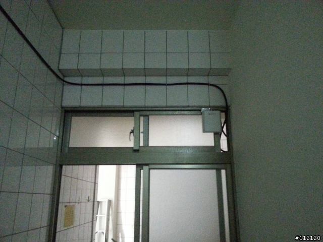 前一陣子在朋友的宿舍附近發現這類似基地台的設備?