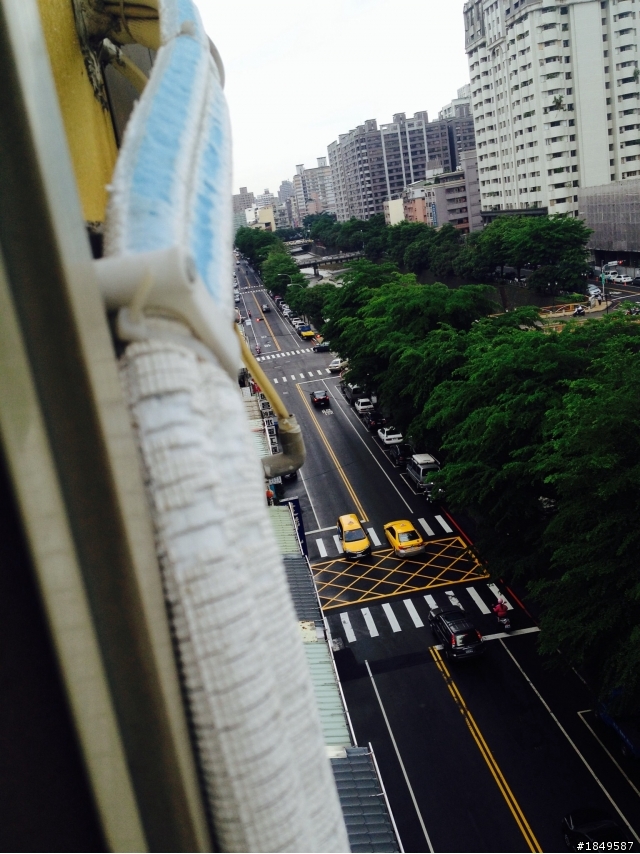 連日大雨,雨水從冷氣窗戶隔板滲入(已解決)