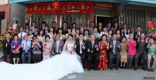 請神人幫忙修一下老弟婚禮的團照...