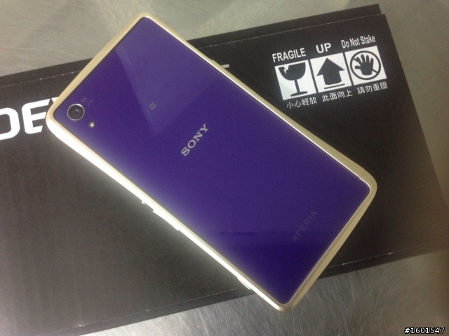 【簡單開箱】 SONY Z2 惡魔鋁合金保護框(金)