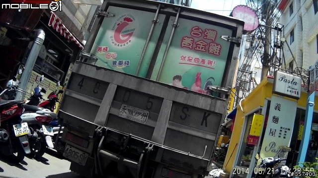 三寶的眼中只看得見自己的車.....