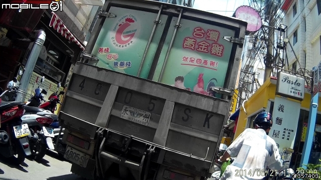 三寶的眼中只看得見自己的車.....