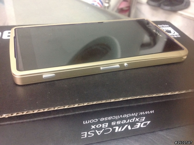 【簡單開箱】 SONY Z2 惡魔鋁合金保護框(金)