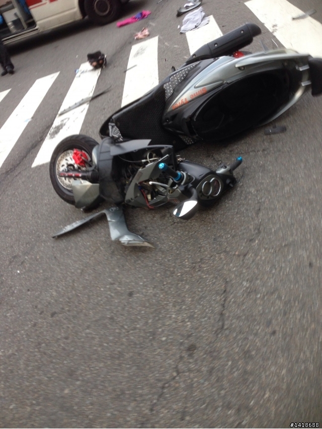十字路口黃燈汽車機車對撞