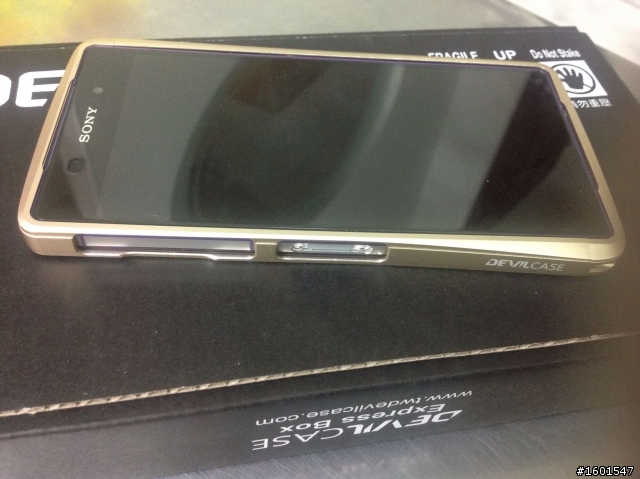 【簡單開箱】 SONY Z2 惡魔鋁合金保護框(金)