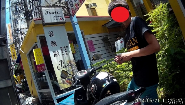 三寶的眼中只看得見自己的車.....