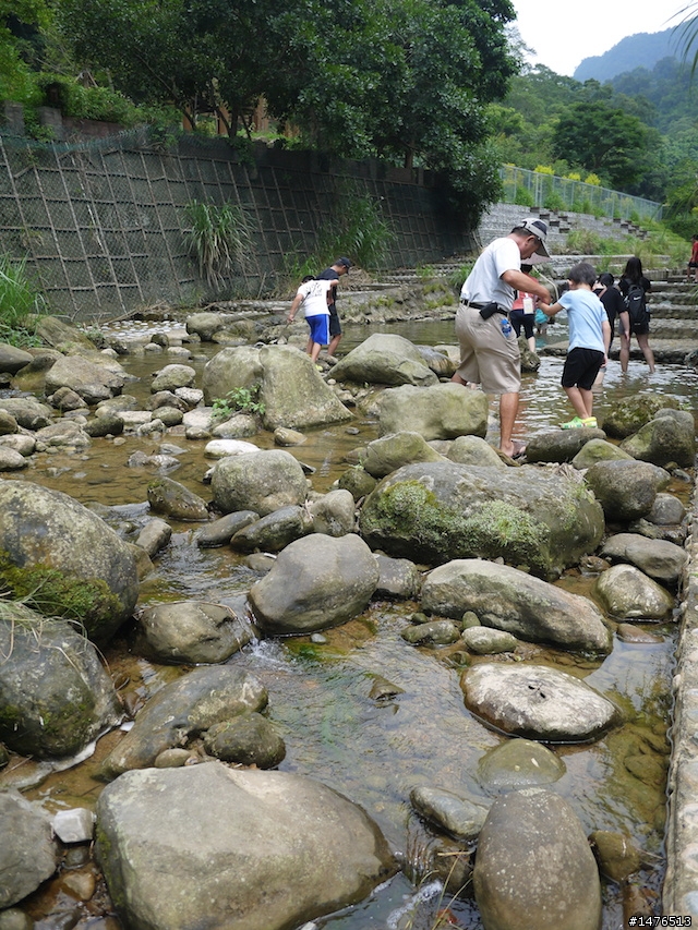 我家的三義親子遊特別不一樣-雲中用餐、DIY藍染、戲水秘境分享-《和叮寧小黑蚊防蚊液 去旅行》