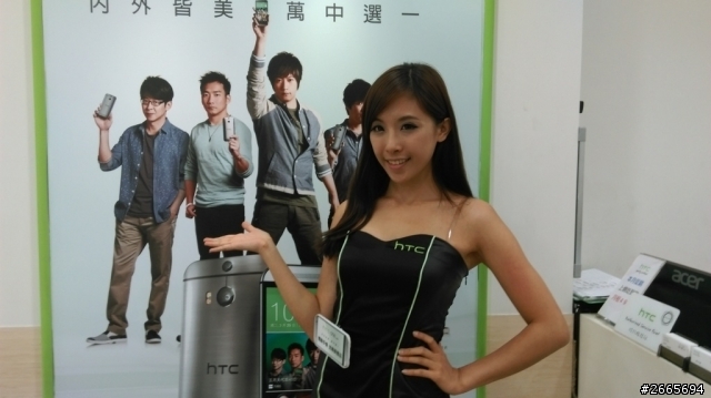 昨天路過HTC專賣店.以下省略....不專業藍色E8開箱..