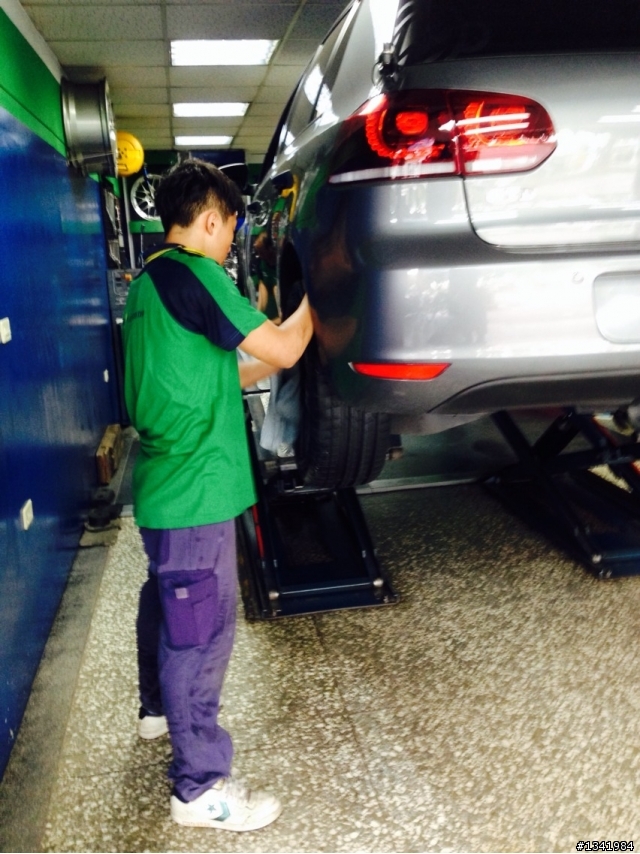Golf 6 1.6 TDI 更換米其林 Pilot Sport 3 225/45/17