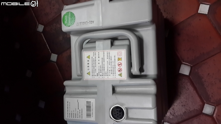 我的EM50~~小e電池接頭熔掉了~~