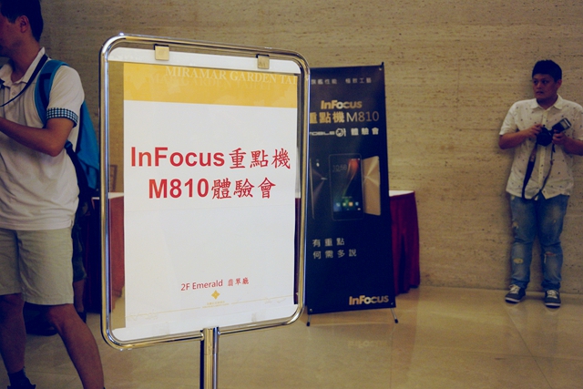 InFocus M810-旗艦重點機,"金"彩登場