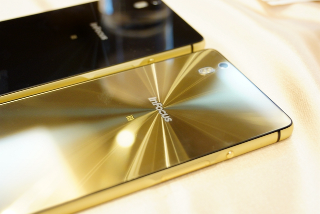 InFocus M810-旗艦重點機,"金"彩登場