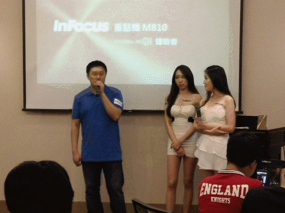 InFocus M810-旗艦重點機,"金"彩登場