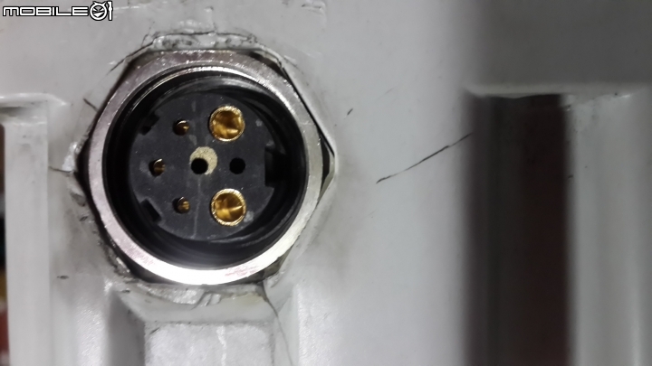 我的EM50~~小e電池接頭熔掉了~~