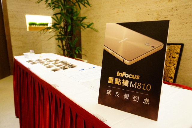 InFocus M810-旗艦重點機,"金"彩登場
