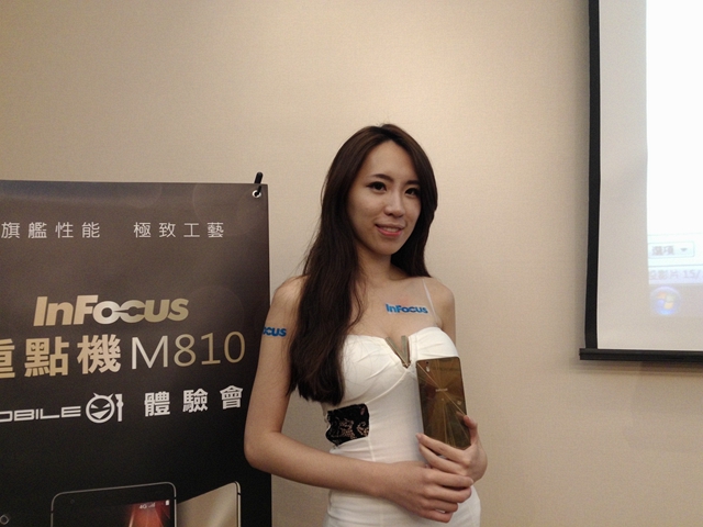 InFocus M810-旗艦重點機,"金"彩登場