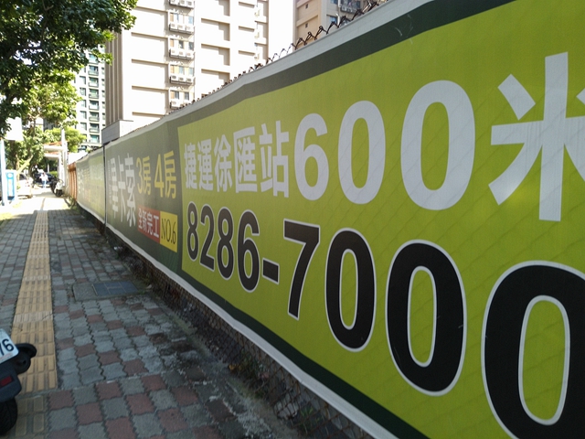 InFocus M810-旗艦重點機,"金"彩登場