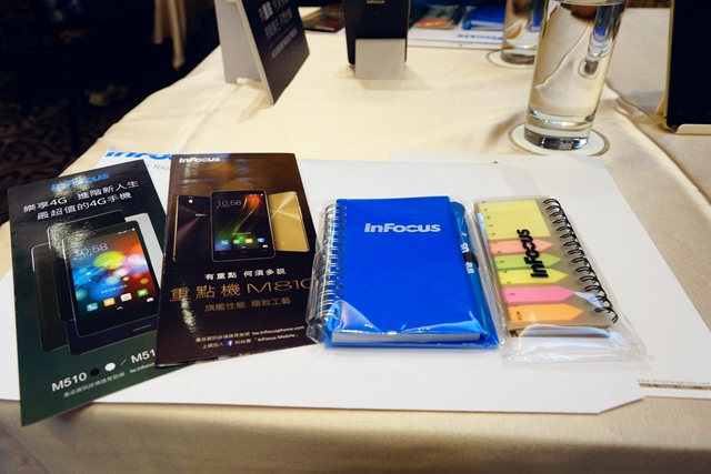 InFocus M810-旗艦重點機,"金"彩登場