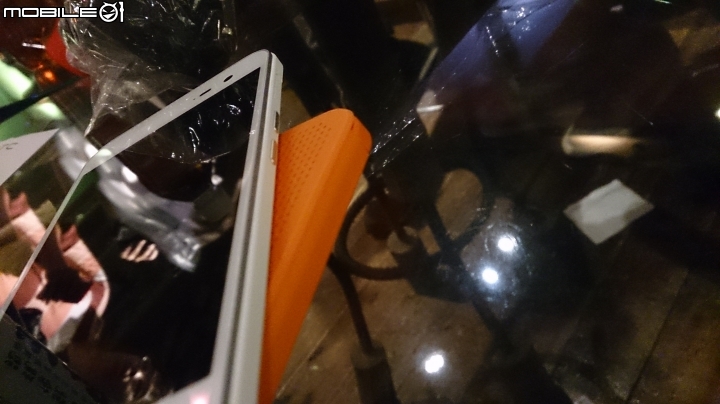 「hTc 同樂會台北場」之手機防水不用蓋,果然真防水