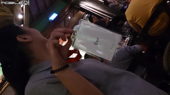 「hTc 同樂會台北場」之手機防水不用蓋,果然真防水