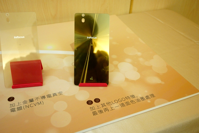 InFocus M810-旗艦重點機,"金"彩登場