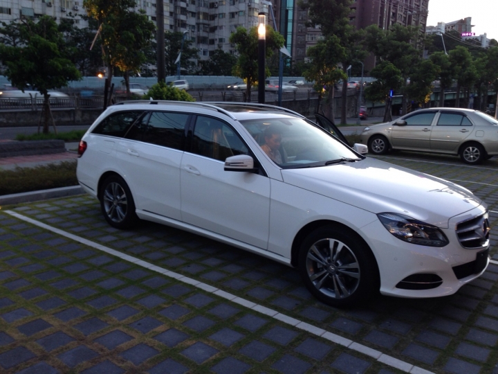 二代小白來了~~E200 ESTATE 微開箱,小白我會替你找個好人家
