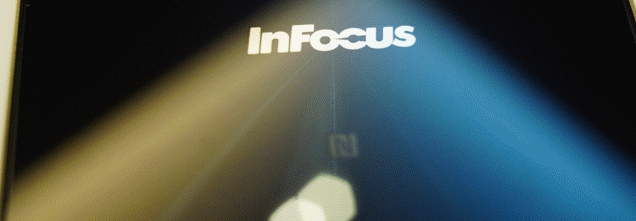 InFocus M810-旗艦重點機,"金"彩登場