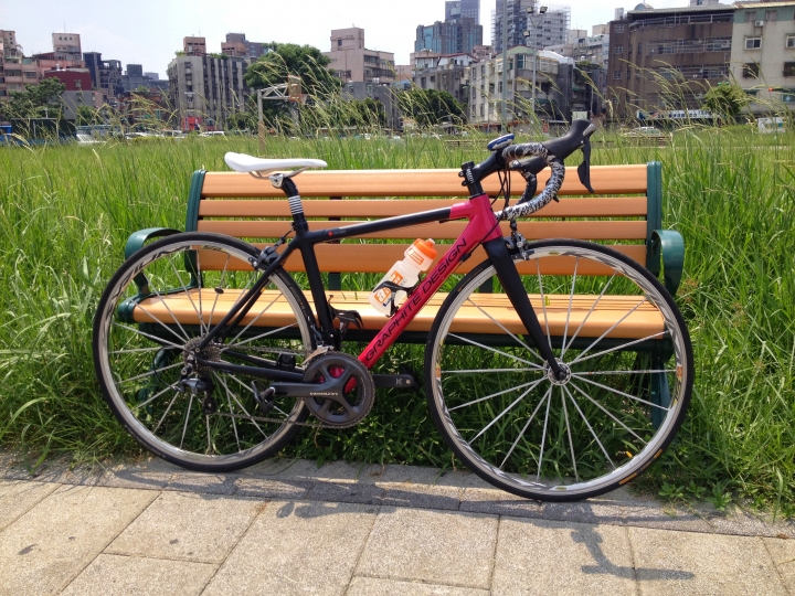 來自日本Graphite Design剛性及質感兼備碳纖公路車New Meteor