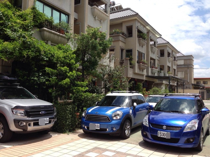 Mini Countryman Cooper True Blue 行李架開箱....