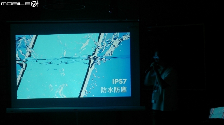 「hTc 同樂會台北場」之手機防水不用蓋,果然真防水