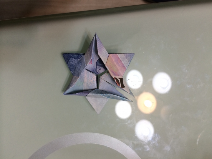 小弟分享如何用鈔票摺六芒星 XDD