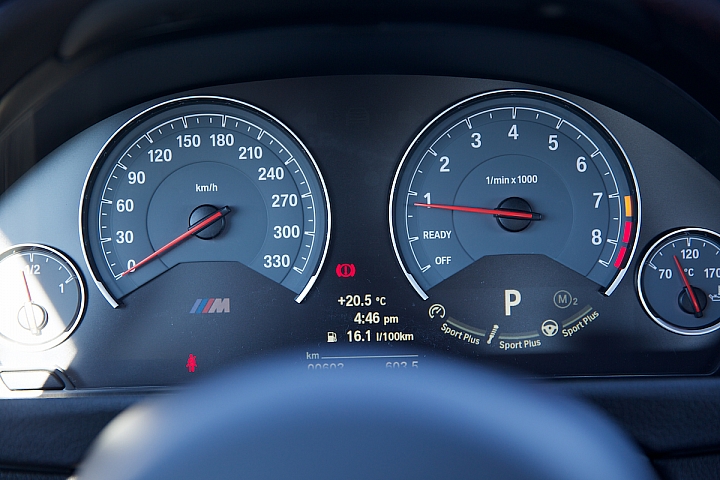 礦石白 BMW M4 Coupe 溫哥華代開箱