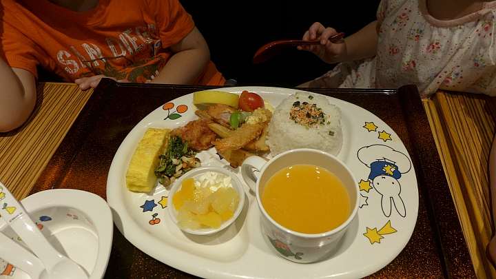 南京東路上靠近松江路的Yayoi定食