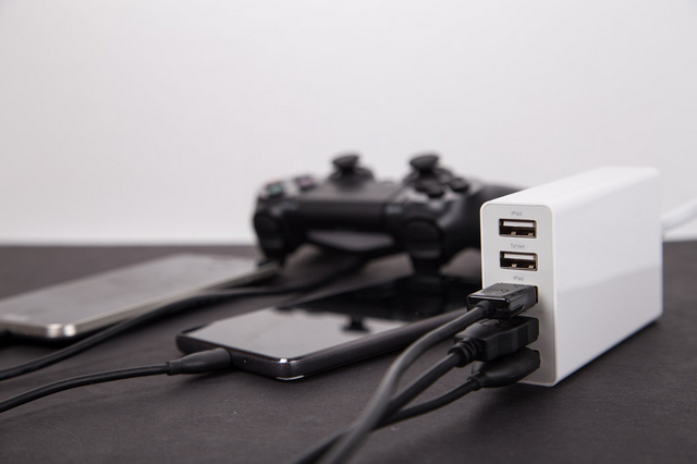 充電超快超方便的 Anidees 50W 桌上型USB充電器 5 & 6 PORT一起入手